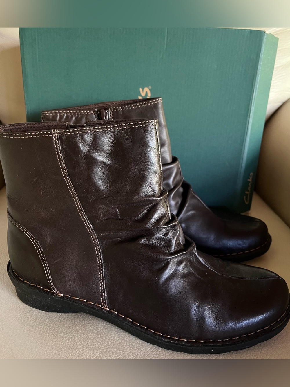 Clarks Bendables Nikki Tea Brown Leather Ankle Boots Size 10M NIB NOS